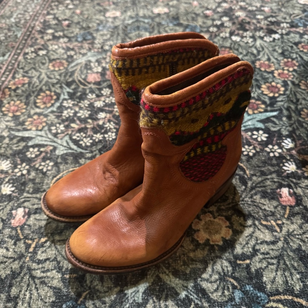 Freebird By Steven Southwestern Knit and Tan Leather Boots Size 7